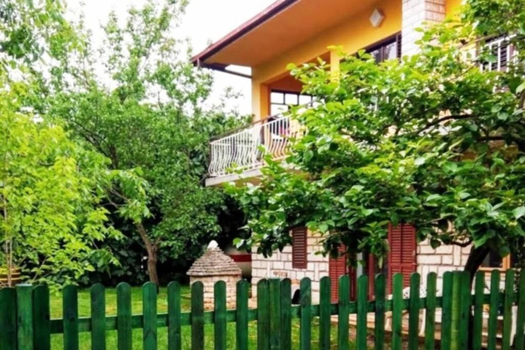 Apartment Sanja Near The Sea, Spacious And Green :) 普拉 外观 照片