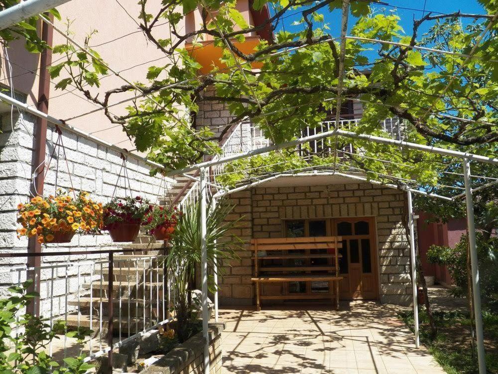 Apartment Sanja Near The Sea, Spacious And Green :) 普拉 外观 照片